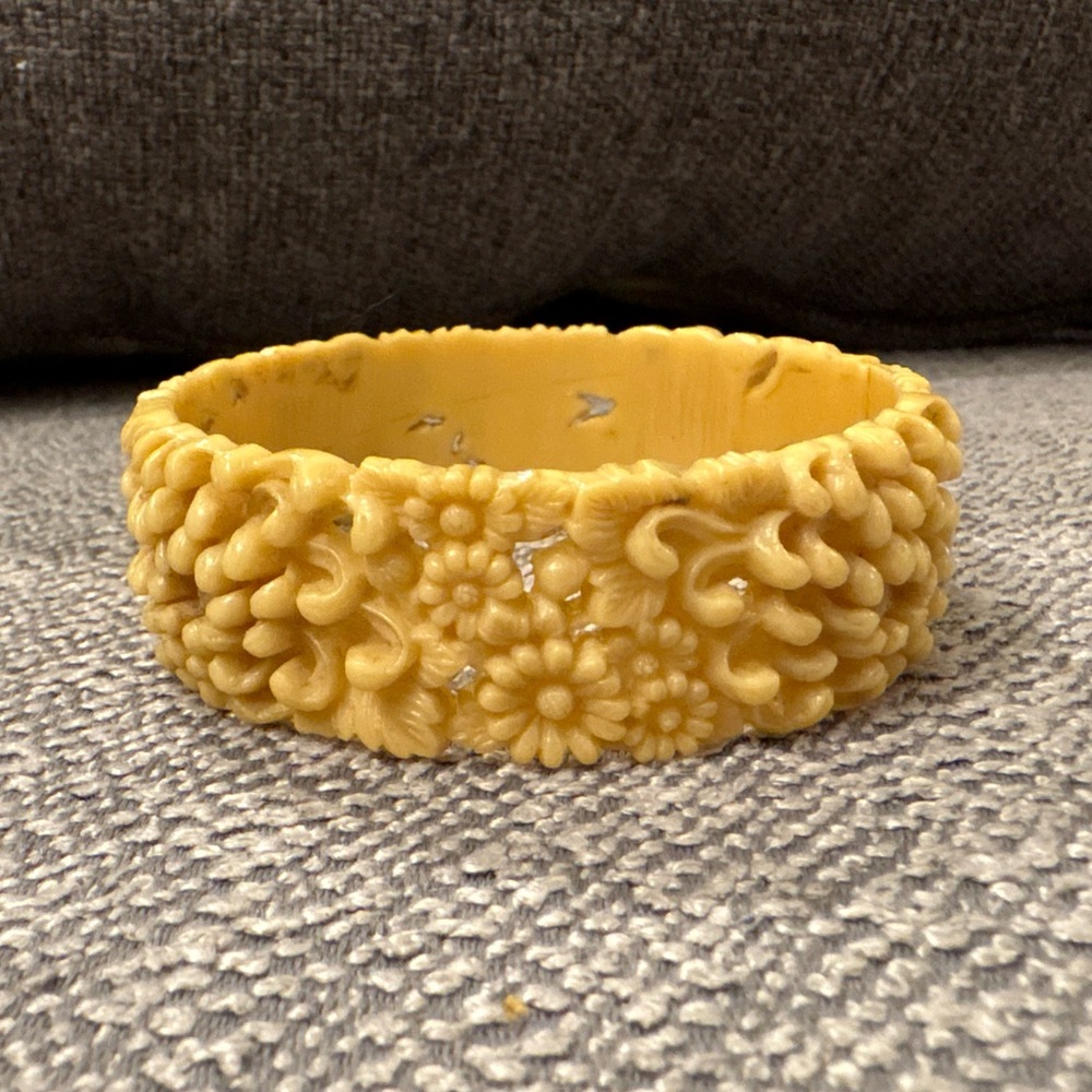 Vintage Celluloid Daisy and Dahlia Cuff Bracelet 🌼